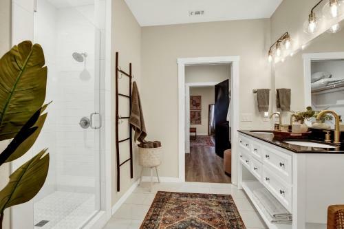 The Das Apfelhaus! A Luxurious And Eclectic Escape Near Main!