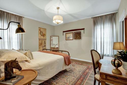 The Das Apfelhaus! A Luxurious And Eclectic Escape Near Main!