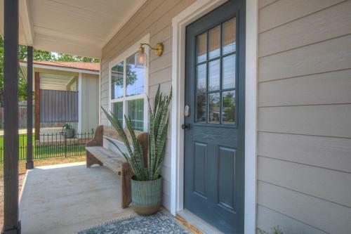 The Das Apfelhaus! A Luxurious And Eclectic Escape Near Main!