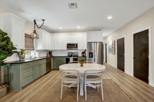 The Das Apfelhaus! A Luxurious And Eclectic Escape Near Main!