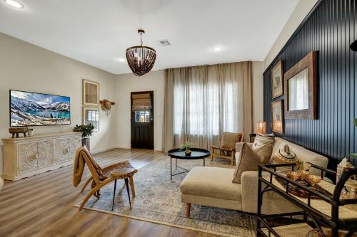 The Das Apfelhaus! A Luxurious And Eclectic Escape Near Main!
