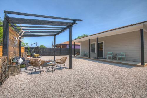 The Das Apfelhaus! A Luxurious And Eclectic Escape Near Main!