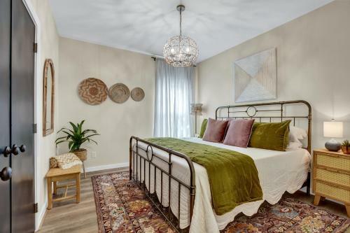 The Das Apfelhaus! A Luxurious And Eclectic Escape Near Main!