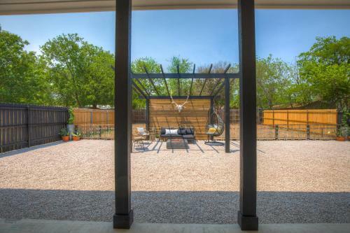 The Das Apfelhaus! A Luxurious And Eclectic Escape Near Main!