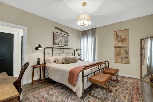 The Das Apfelhaus! A Luxurious And Eclectic Escape Near Main!