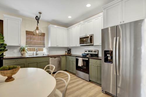 The Das Apfelhaus! A Luxurious And Eclectic Escape Near Main!