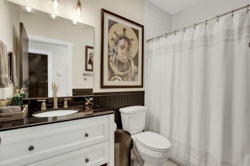 The Das Apfelhaus! A Luxurious And Eclectic Escape Near Main!
