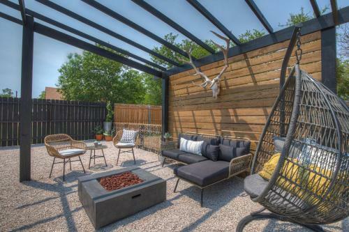 The Das Apfelhaus! A Luxurious And Eclectic Escape Near Main!