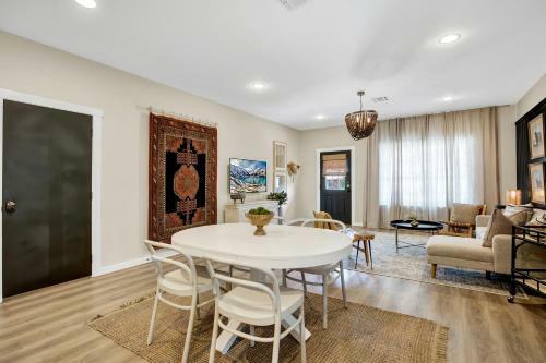The Das Apfelhaus! A Luxurious And Eclectic Escape Near Main!