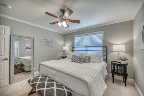 Adorable Haus With Fire Pit! - 1 Mile To Main St!