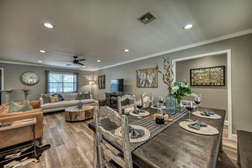 Adorable Haus With Fire Pit! - 1 Mile To Main St!