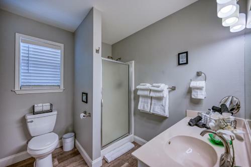 Adorable Haus With Fire Pit! - 1 Mile To Main St!