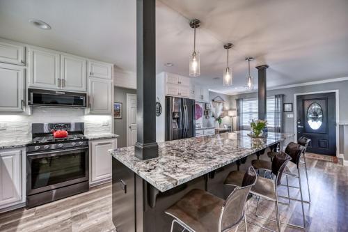 Adorable Haus With Fire Pit! - 1 Mile To Main St!