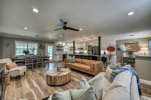 Adorable Haus With Fire Pit! - 1 Mile To Main St!