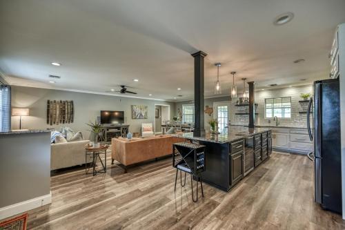Adorable Haus With Fire Pit! - 1 Mile To Main St!
