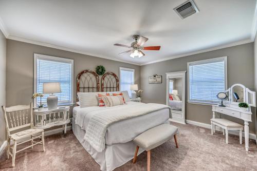 Adorable Haus With Fire Pit! - 1 Mile To Main St!