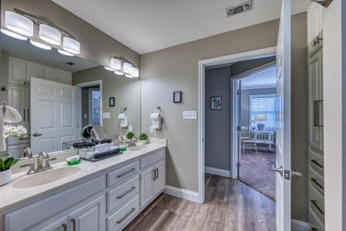 Adorable Haus With Fire Pit! - 1 Mile To Main St!