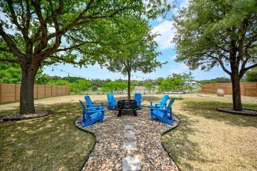 Adorable Haus With Fire Pit! - 1 Mile To Main St!