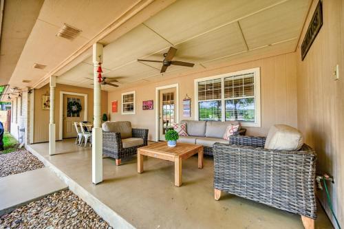 Adorable Haus With Fire Pit! - 1 Mile To Main St!
