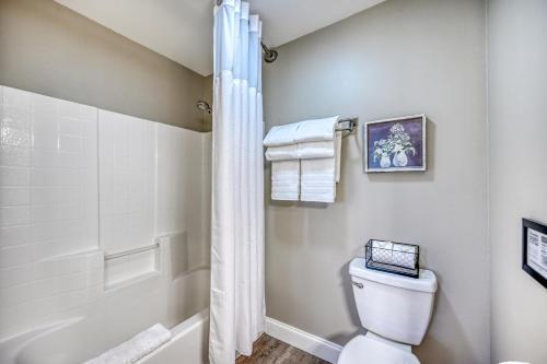 Adorable Haus With Fire Pit! - 1 Mile To Main St!