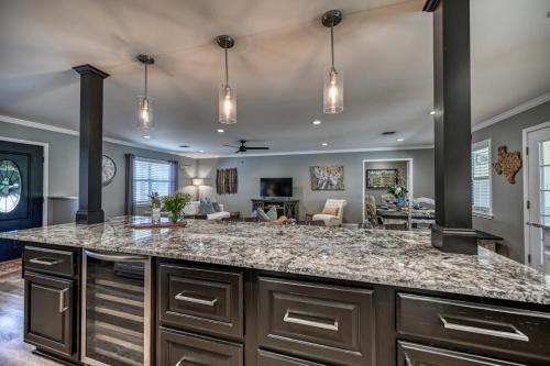 Adorable Haus With Fire Pit! - 1 Mile To Main St!