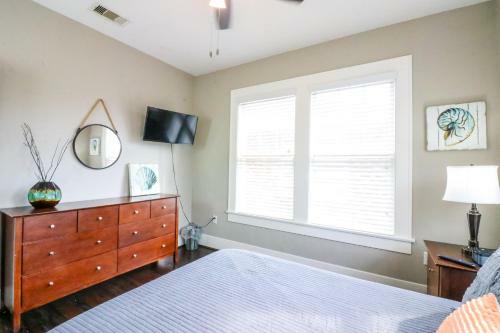 Gulf Breeze 2 Blocks To The Beach Private Backyard Newly Updated