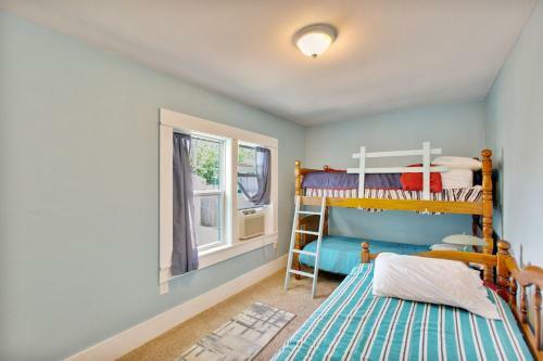 Sea Life - Just Blocks To Beach! Home