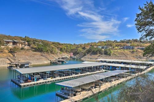 Apartamento High-end Lakeway Condo With Boat Dock Access!