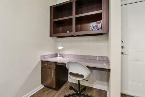 Apartamento New! King Bed Trendy 1 Br Resort Style W/ Pool