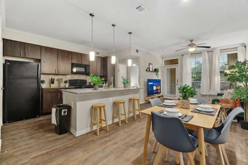 Apartamento New! King Bed Trendy 1 Br Resort Style W/ Pool