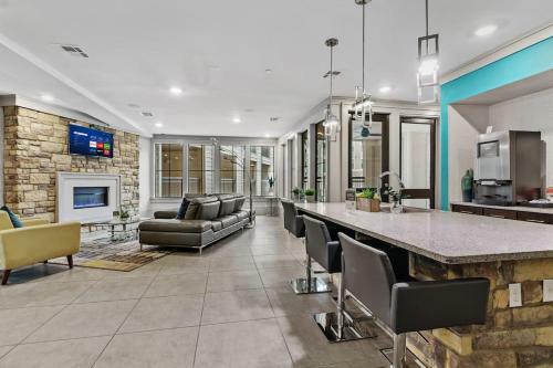 Apartamento New! King Bed Trendy 1 Br Resort Style W/ Pool