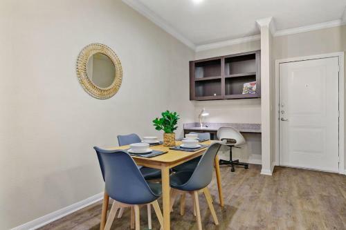 Apartamento New! King Bed Trendy 1 Br Resort Style W/ Pool