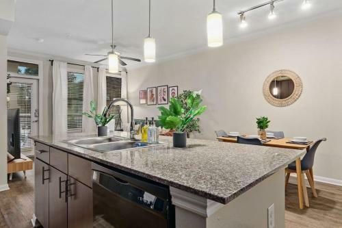 Apartamento New! King Bed Trendy 1 Br Resort Style W/ Pool