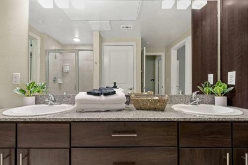 Apartamento New! King Bed Trendy 1 Br Resort Style W/ Pool