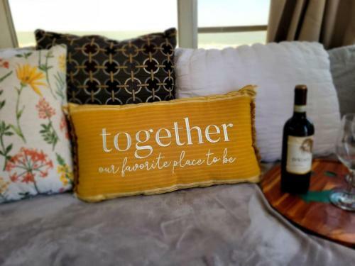 Apartamento Maggie At The Beach - Waterfront Retro Retreat