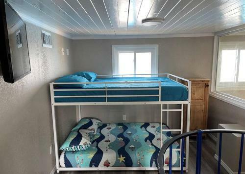 Dolphins Beach Cottage On The Beach - Sleeps 12