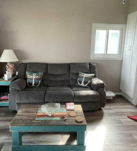 Dolphins Beach Cottage On The Beach - Sleeps 12