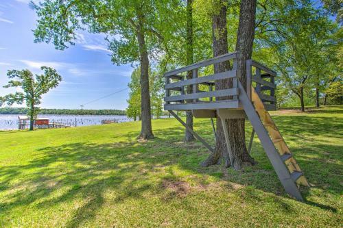 Waterfront Yantis Retreat With Deck And Zipline!