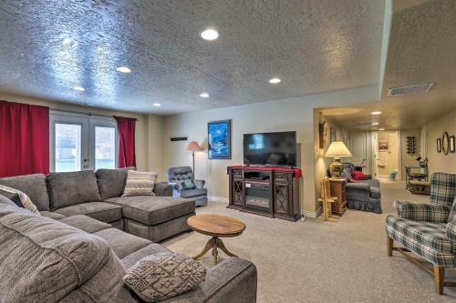 Charming Lehi Apartment With Yard And Fire Pit!