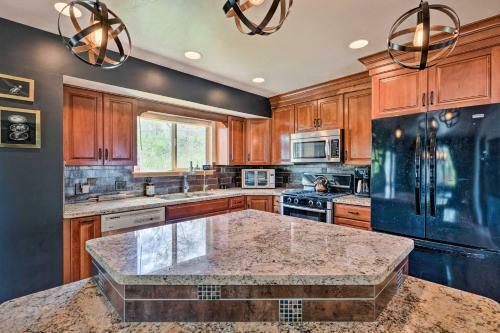 Eclectic Salt Lake Home With 2 Decks And Fire Pit