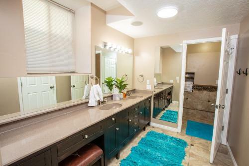 Comfortable Bungalow Near Liberty Park