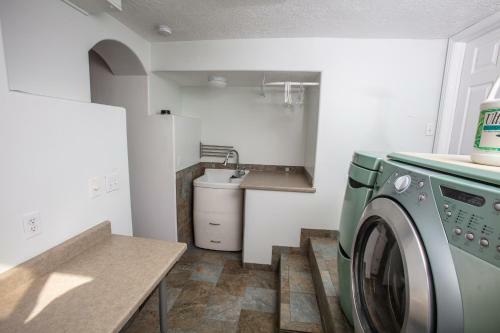 Comfortable Bungalow Near Liberty Park