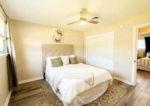 Cozy Bay Cottage Private Yard Blocks From Beach!