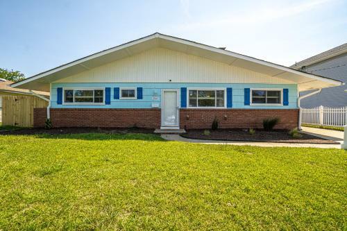 Cozy Bay Cottage Private Yard Blocks From Beach!
