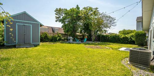 Cozy Bay Cottage Private Yard Blocks From Beach!