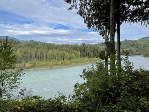 Spacious Riverside A-frame Cabin W/ Mt Baker Views