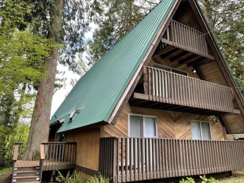 Spacious Riverside A-frame Cabin W/ Mt Baker Views
