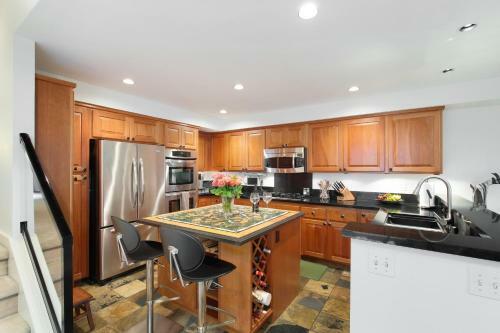 Waterfront Rooftop Deck On Lake Union 3br 3ba Extended Stay