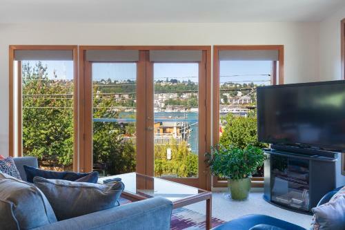 Waterfront Rooftop Deck On Lake Union 3br 3ba Extended Stay