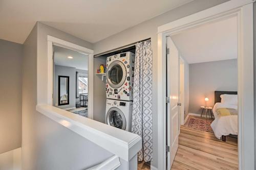 Pet-friendly Seattle Townhome Less Than 1 Mi To Lake!